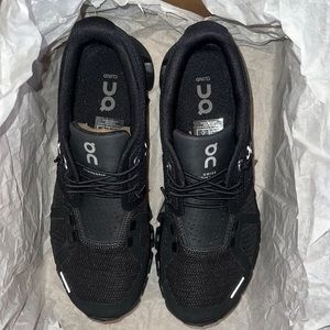 Practically Brand New in Box Women’s On Running Cloud 5 Black Size 6.5